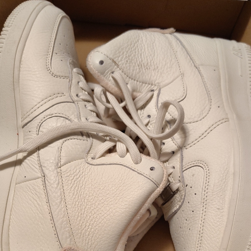 Nike White Air Force 1 Sneakers Classic Design